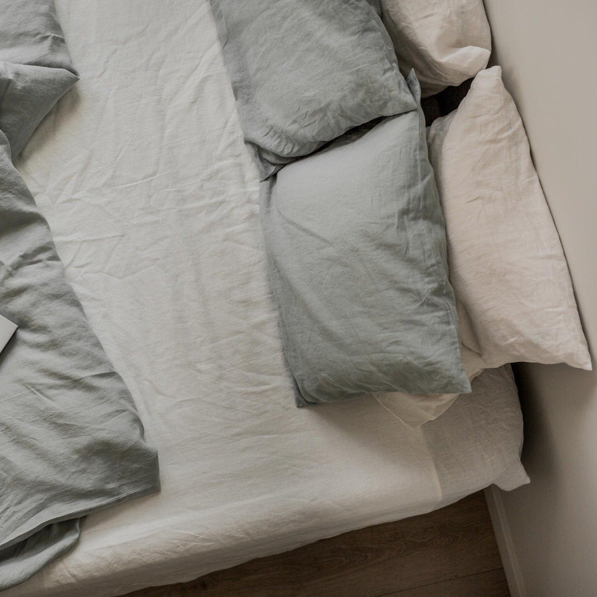 https://earthhero.com/cdn/shop/products/amourlinen-linen-fitted-sheet-32400725770351_1200x.jpg?v=1697737962